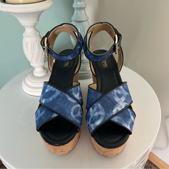 Michael Kors Abbott Mid wedge printed peace sign canvas dk chambray size 6.5 - Picture 3 of 8